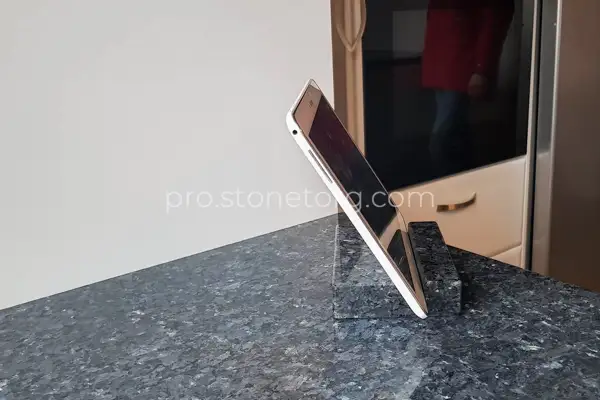 гранитная столешница цветная черная серая из натурального камня стоимость цена для мойки и кухни