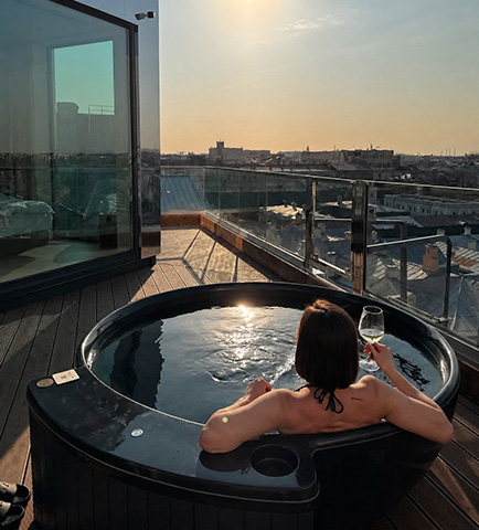 Купель Homelake на крыше комплекса Skyfall