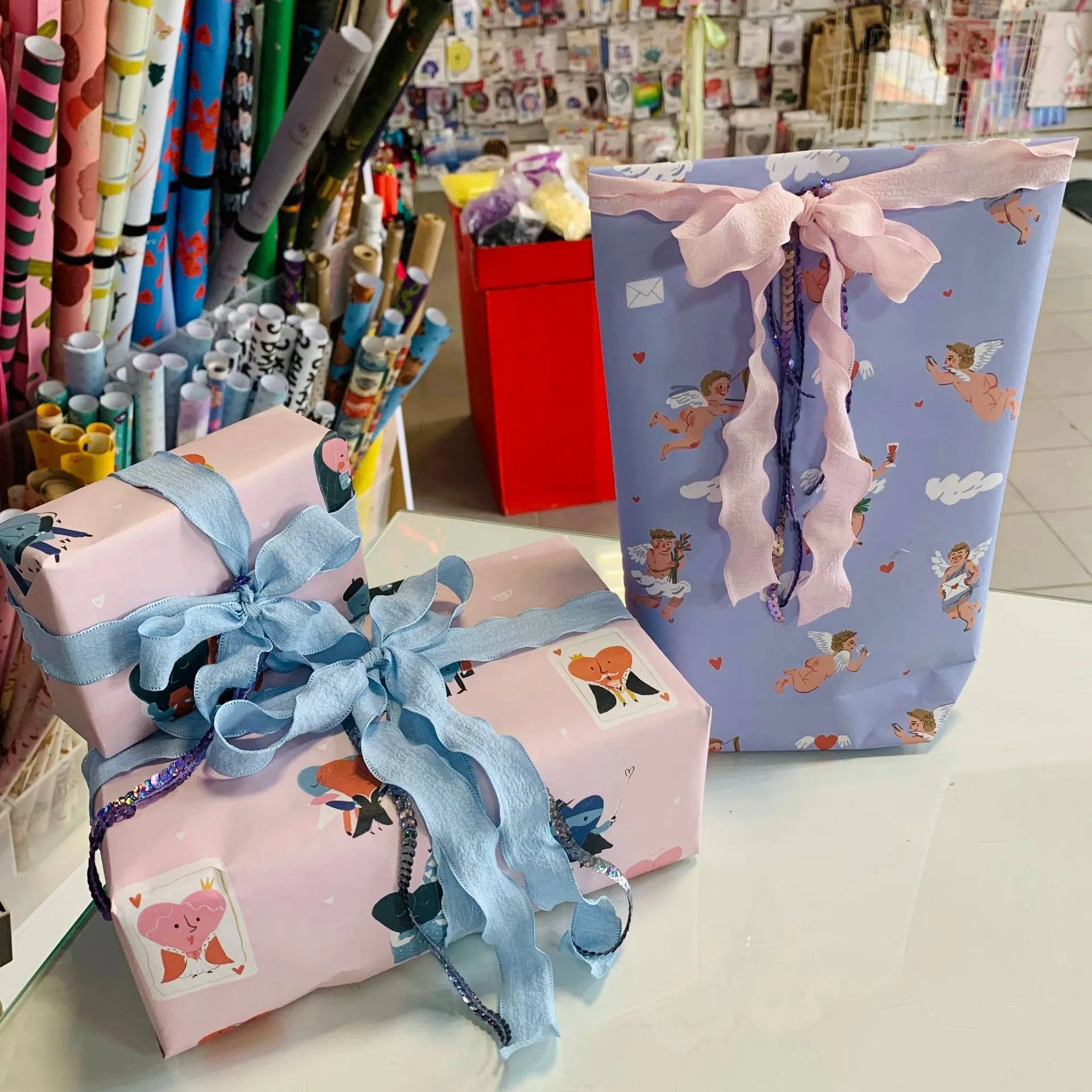 упакованный подарок три упакованных подарка