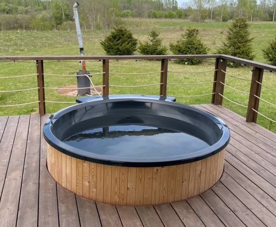 Купель Homelake с водой в усадьбе Родное