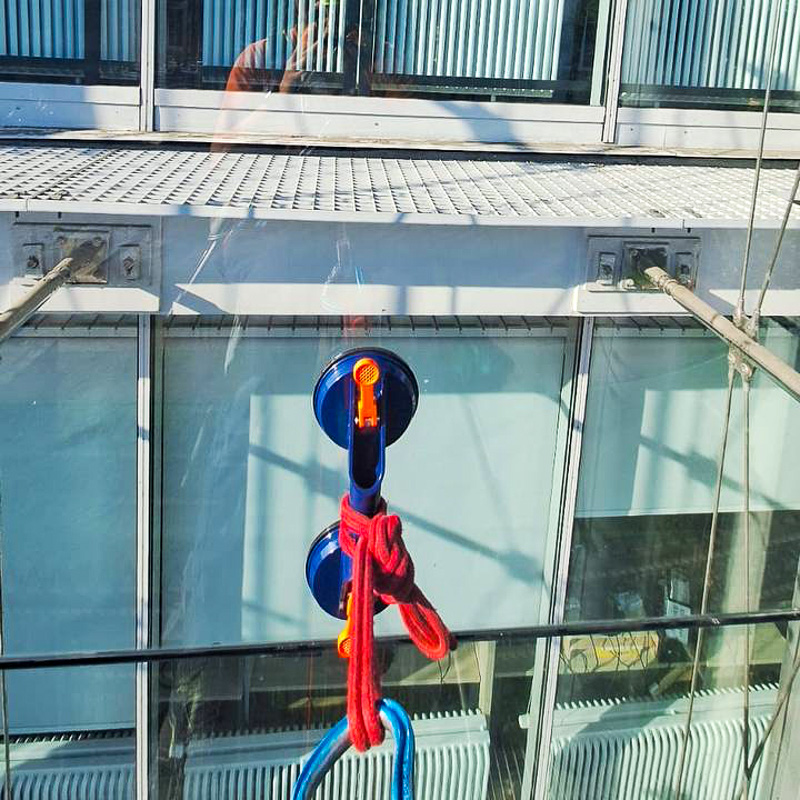 Высотные работы на фасаде бизнес-центра