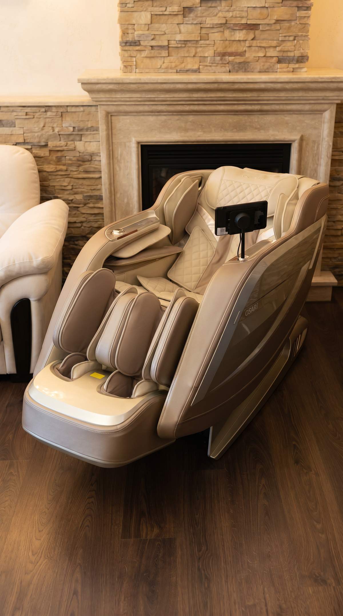 Лучшее массажное кресло для дома OSARI Comfort в гостиной у камина — премиум массажное кресло с 4D-массажем и SL-кареткой 145 см